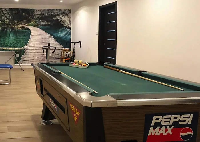 Сasa de vacaciones With Summer Pool Sauna, Whirlpool