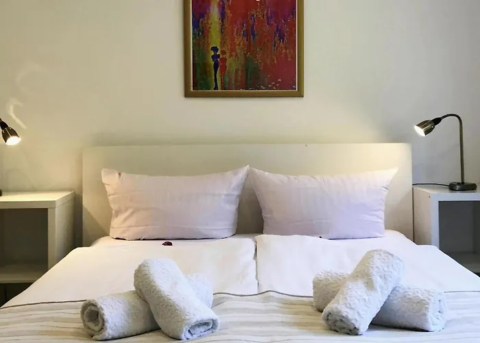 With Summer Pool Sauna, Whirlpool Сasa de vacaciones *