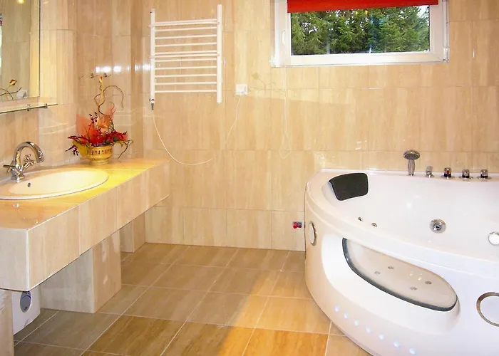 Сasa de vacaciones With Summer Pool Sauna, Whirlpool
